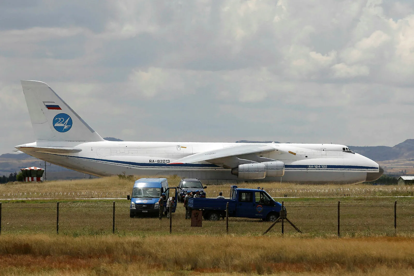 S-400 parçaları hangarlara götürülüyor