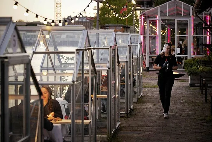 Hollanda'nın başkenti Amsterdam'da restoranlar ve kefeler için corona virüse karşı yeni model