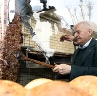 Binali Yıldırım esnafı ziyaret etti döner kesti