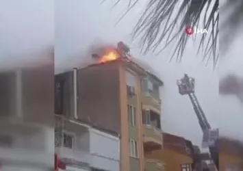4 katlı binanın çatı katında yangın çıktı