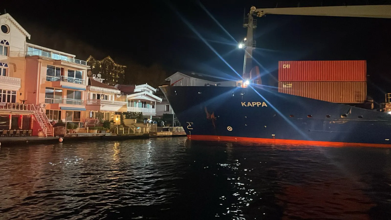 İstanbul Boğazı’nda gemi karaya oturdu