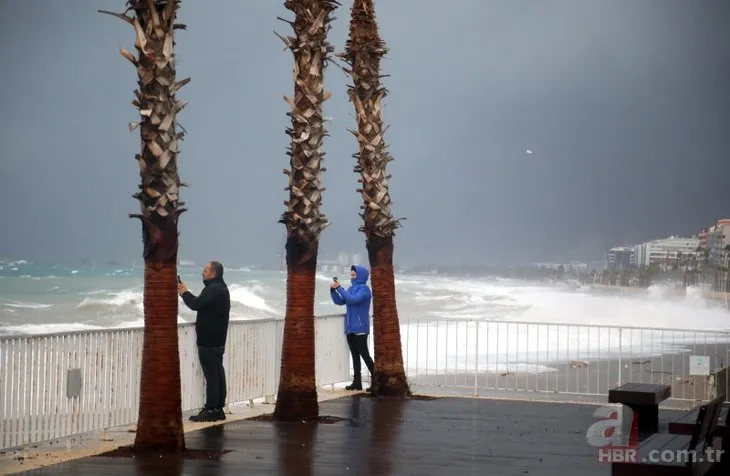 Dalgaların boyu 6 metreyi aştı! Fırtına önüne geleni yıktı geçti! Antalya’da hayat durma noktasına geldi