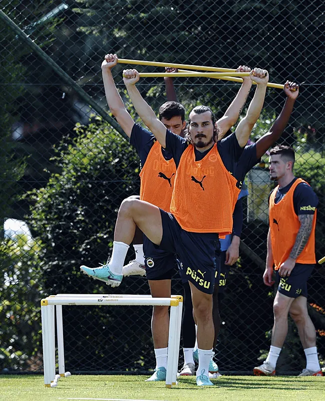 Fenerbahçe’den Galatasaray’a bir çalım daha! Okan Buruk’un istediği yıldız Kadıköy yolunda! Jose Mourinho onay verdi...