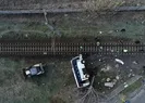 Yolcu otobüsü devrildi! Tren işçi servisine çarptı