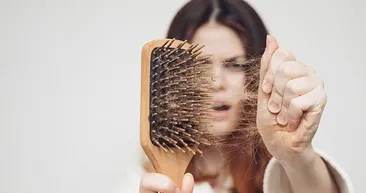Avuç avuç dökülen saçları yeniden çıkarıyor! Saçlarınız fırça gibi olacak...