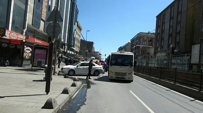 İstanbul’da coronavirüs yasaklarına uymayan minibüs şoförü ceza yememek için polisi ikna etmeye çalıştı - 1