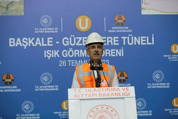 ulastirma-ve-altyapi-bakani-abdulkadir-uraloglundan-a-haberde-hakkari-van-32-virajlar-guzeldere-tuneli-aciklam-1690392700717.jpg Ulaştırma ve Altyapı Bakanı Abdulkadir Uraloğlu’ndan A Haber'de Hakkari-Van “32 Virajlar Güzeldere Tüneli” açıklaması - 6