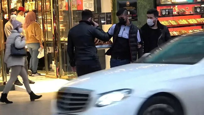 Taksim’de bayılma numarasıyla duygu sömürüsü kamerada! Ekipler ceza kesti - 2