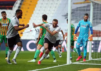 Beşiktaş Alanyaspor maçı | Tartışmaların odağındaki kaleci Marafona özür diledi