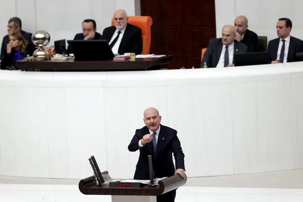 chpli-tuncay-ozkandan-tepki-ceken-hareket-bakan-soylu-konusurken-tbmmdeki-cekmeceleri-gurultu-yapmak-icin-kull-1670769305991.jpg CHP'li Tuncay Özkan'dan tepki çeken hareket: Bakan Soylu konuşurken TBMM'deki çekmeceleri gürültü yapmak için kullandı - 1