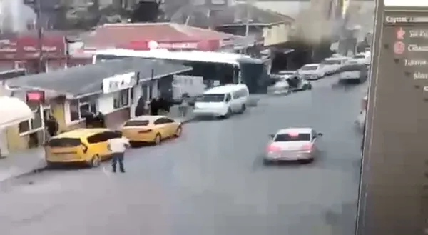 1649323517282.jpg Otogardan çıkış yapan yolcu otobüsü dehşet saçtı! Önüne çıkanı sürükledi - 2