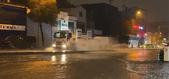 İstanbul sağanak yağışa teslim! Rögarlar taştı yolları su bastı!  İBB yine sınıfta kaldı