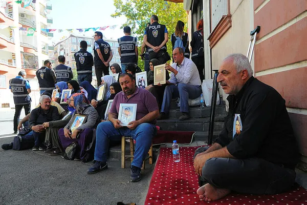 HDP önündeki ailelerin, PKK'lı teröristlerce tehdit edildikleri ortaya çıktı - 2