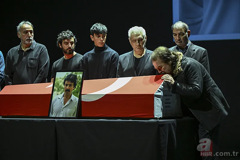 Ferdi Tayfur'a veda! Hayranları akın etti! Usta sanatçı son yolculuğuna uğurlandı 13