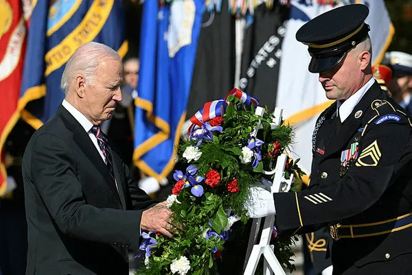 saskin-biden-yine-gundem-oldu-arlington-ulusal-mezarligini-ziyaretinde-1699773295316.jpg Şaşkın Biden yine gündem oldu! Arlington Ulusal Mezarlığı'nı ziyaretinde… - 5