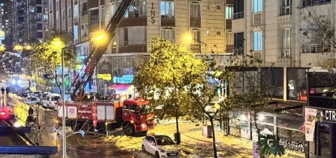 Siirt'te kafenin çatısına kar kütlesi düştü