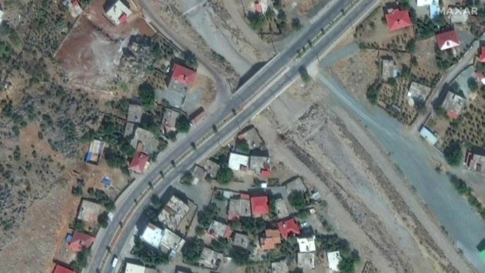 3 metre kayan levha görüntülendi! İşte depremin öncesi ve sonrası