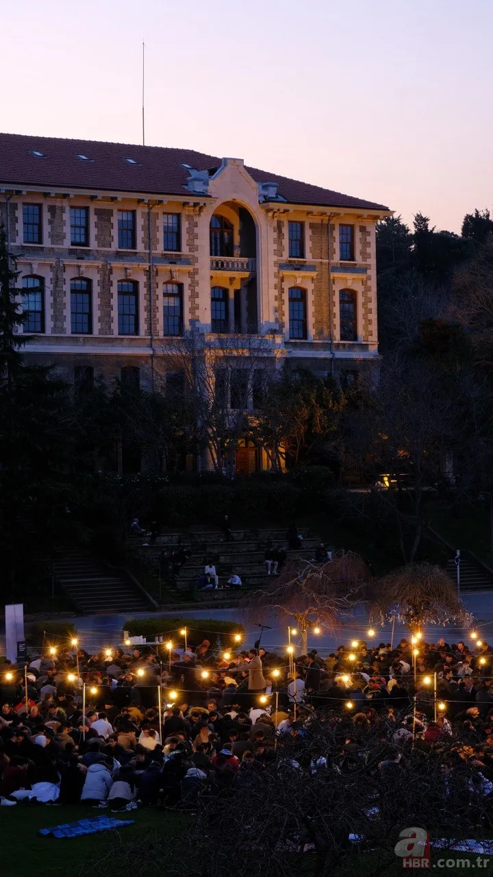 Boğaziçi Üniversitesi'nde iftar programı! Binlerce öğrenci yan yana saf tutup namaz kıldı 9