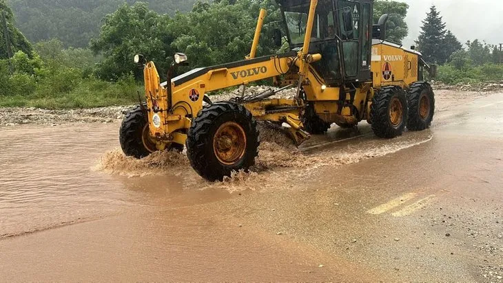 Sağanak yağış Düzce'de hayatı felç etti! Batı Karadeniz'de sel ve heyelan tehlikesi