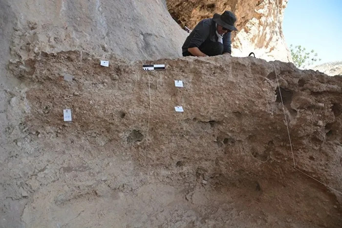 mardinde-450-bin-yillik-kesif-tarihe-isik-tutacak-yasamin-ayak-izleri-bulundu-1729276579374.jpg Mardin'de 450 bin yıllık keşif: Tarihe ışık tutacak, yaşamın ayak izleri bulundu - 5