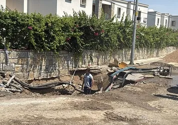 Bodrum'da ana su isale hattı patladı! Yol dibe göçtü