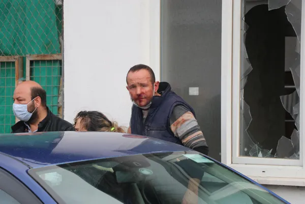 yan-bakma-kavgasi-kanli-bitti-komsusunun-kulagini-isirarak-kopardi-1607870024265.jpg Yan bakma kavgası kanlı bitti: Komşusunun kulağını ısırarak kopardı - 1