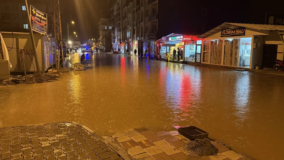 Malatya'da sağanak felaketi: iş yerleri sular altında