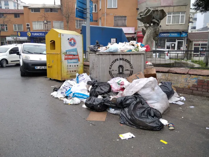 Maltepe’de sokaklarda çöp yığınları oluştu! Vatandaşlar CHP’li belediyeye isyan etti: Bu virüsten daha tehlikeli değil mi?