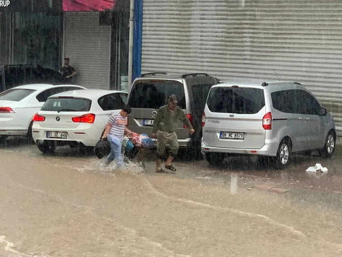 1715514241796.jpeg Birçok ili sağanak ve fırtına vurdu! Erzurum'da dev hortum evlerin çatılarını uçurdu - 1