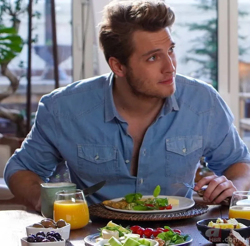 Siyah Kalp'in Cihan'ı Burak Tozkoparan bakın kimin torunuymuş! Merhum oyuncu... 3