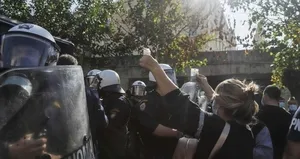 Yunanistan’da çiftçiler sokaklara döküldü