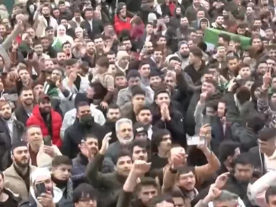 Suriyeliler sokaklarda Esad rejiminin çöküşünü kutladı! Fatih’te büyük kutlama yürüyüşü