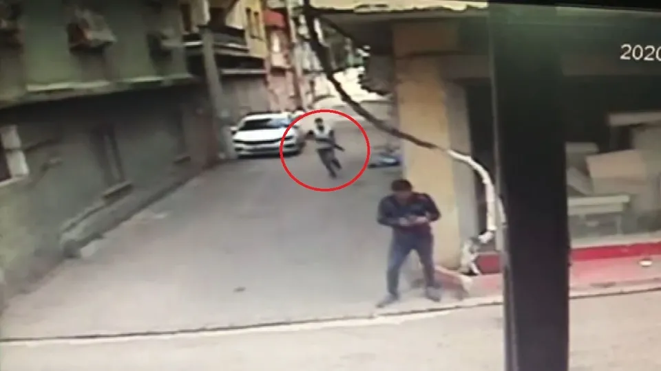 Son dakika: Adana'da dehşet anları kamerada! Amcasını beklerken...