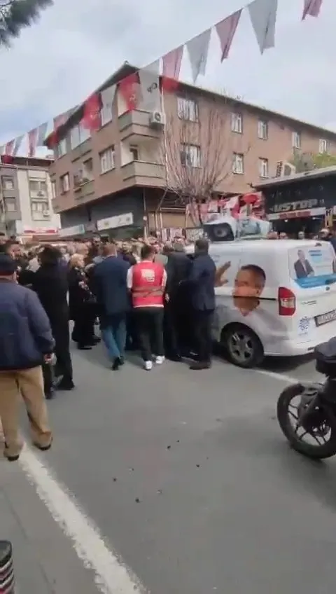CHP’liler Memleket Partisi aracının yolunu kesti! Sürücüyü darbedip araca zarar verdiler - 2