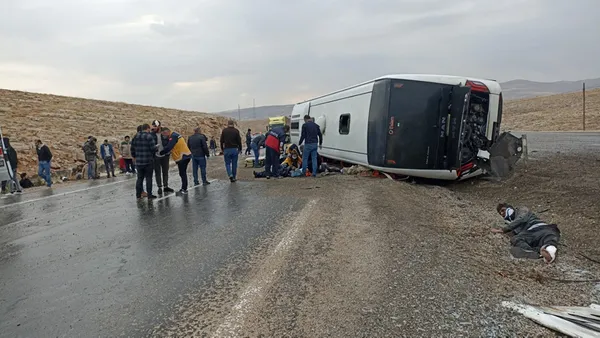 Son dakika: Sivas'ta otobüs devrildi: 2 kişi öldü, 230 kişi yaralandı - 2