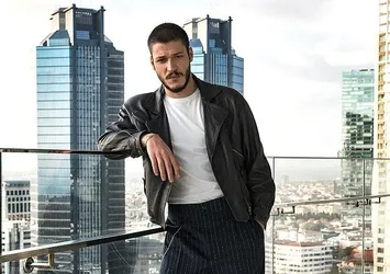 Ünlü oyuncu Kubilay Aka uyurken fotoğrafını çeken eski sevgilisi Beyza Güneş'i tehdit edince hapsi istendi