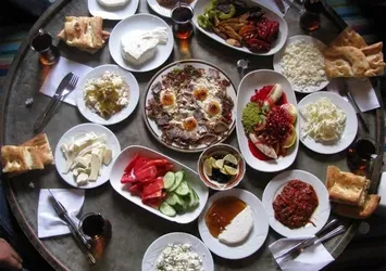 İftara su içtikten sonra peynir, zeytinle başlayın