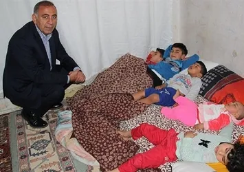 Gürsel Tekin Suriyeli ailenin evine ayakkabıyla girdi