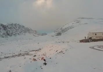 Aladağlar'da kar sürprizi