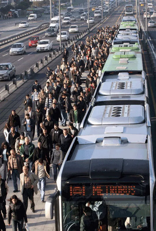 1702460944496.jpg Megakentin çözülemeyen sorunu: Ulaşım! Sayılar yetersiz, duraklar kalabalık, arızalar fazla…Vatandaş CHP'li belediyeye isyan etti: İstanbul dökülüyor - 2