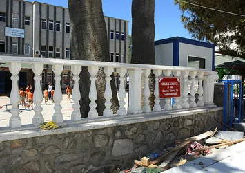 Muğla'da okul duvarındaki yazı şoke etti