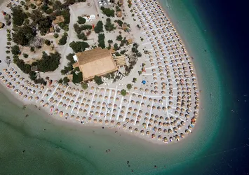 Bodrum sahilleri renklendi! Tatilcilerin akınına uğradı