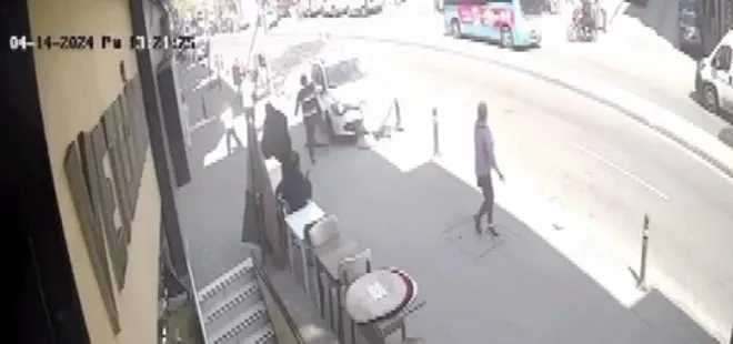 Otomobilin kaldırımda yürüyen kadına çarptığı anlar kamerada