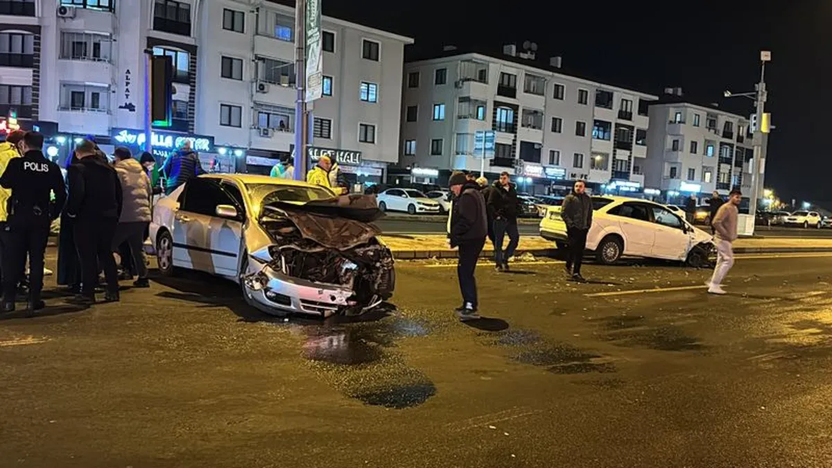 Düzce'de iki araç birbirine girdi: 4 yaralı