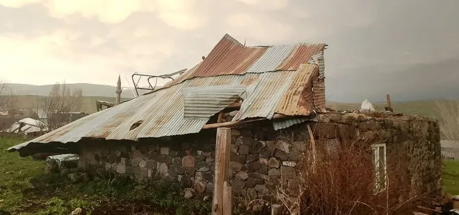 Kars'ta fırtına ve hortum! 12 ev ile eklentilerinin çatısı uçtu