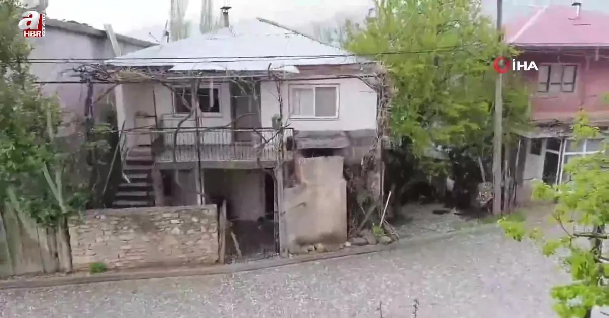 Yağmur sonrası yola kayalar düştü!