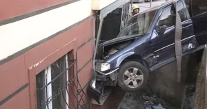 Bina bahçesine uçan otomobil daireye çarptı