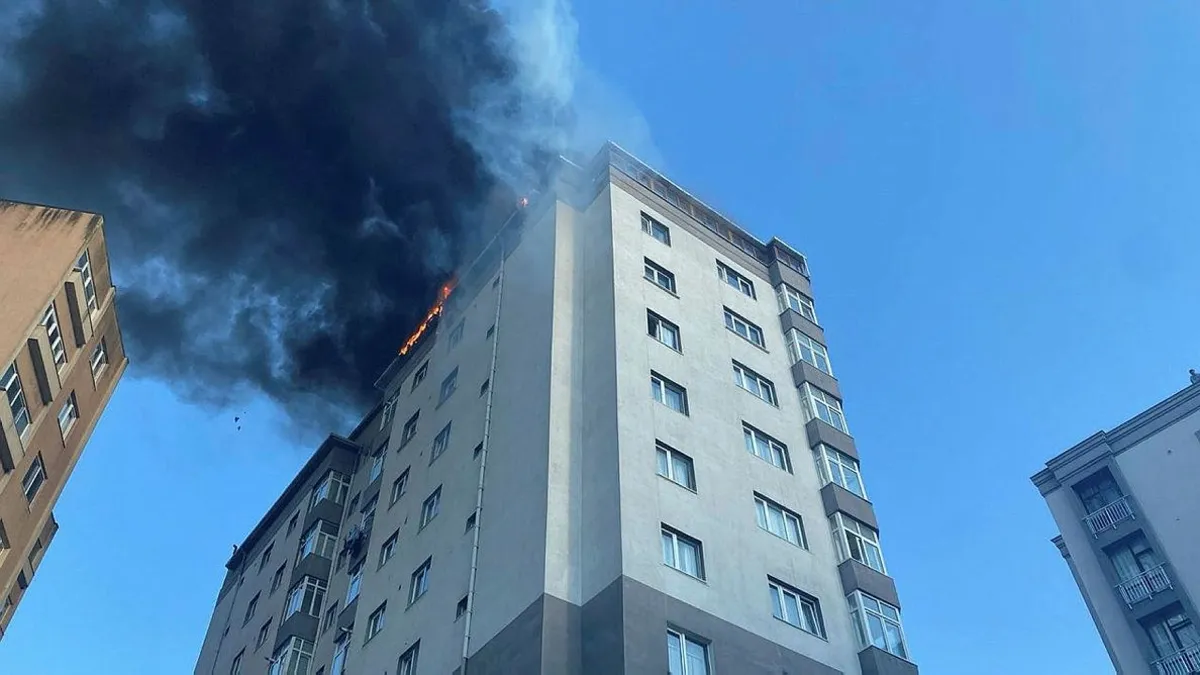 İstanbul Kağıthane'de yangın paniği! 12 katlı binanın çatısı alevler içinde