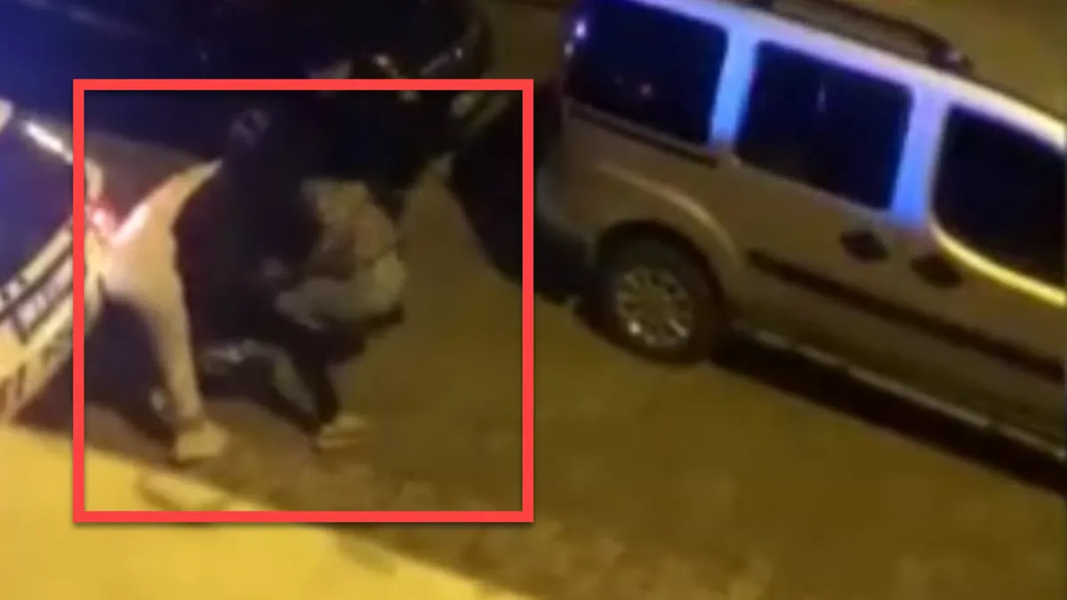 Esenyurt’ta sokak ortasında kavga kamerada! Kadınlar birbirine girdi… Saçından tutup yere fırlattı