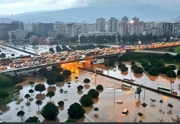 Kemal Kılıçdaroğlu’nun siyasi istismarı! Asrın felaketine abartı diyen CHP lideri İzmir’deki sel baskınına tam bir afet demişti